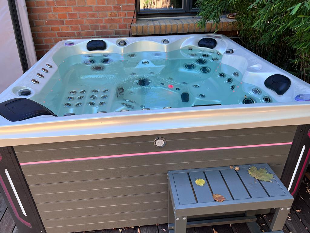 Outdoor Whirlpool London Eco Balboa® System